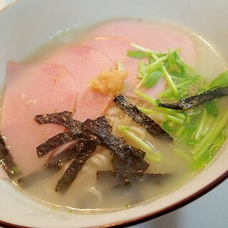 ハムと豆苗と刻み海苔の生姜香る豚骨ラーメン